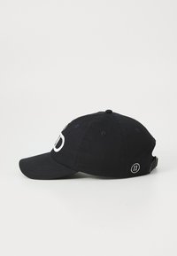 Mørkeblå bomullcaps med buet skjerm, med et stort hvitt logo på forsiden og en liten talldetalj på siden. Justerbar stropp bak.