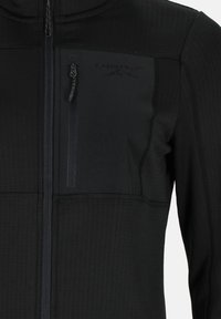 Zwarte jas met rits, met een borstzak met rits en een subtiel merkembleem boven de zak op gestructureerde stof.