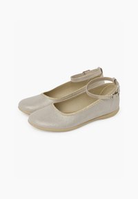 Glitrende beige balletflade med ankelrem, rund tå og en glat tekstur. Guldkanterne omkring åbningen tilføjer detaljer.