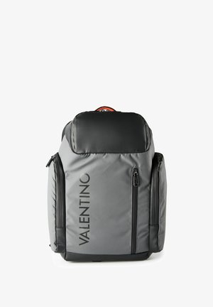 Grijze en zwarte Valentino rugzak met meerdere met rits afsluitbare vakken en verticale merknaam gedrukt aan de voorkant.