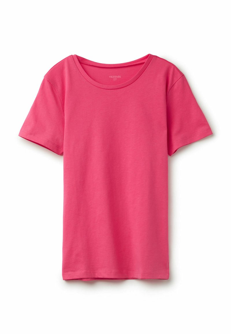 Jednoduché krátké rukávové tričko s kulatým výstřihem v jasně růžové barvě položené na bílé pozadí.