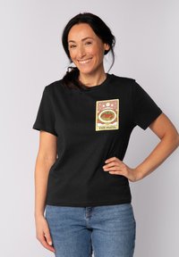 Zwarte korte mouwen t-shirt met een kleurrijke pasta graphic op de voorkant, met een circulair ontwerp met sterren en de tekst "DE PASTA."