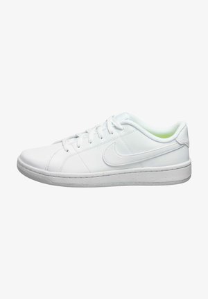 Zapatilla de cuero blanca con puntera redondeada, diseño de cordones, acento verde en el forro interior y suela de goma texturizada. Presenta el logo de Nike.
