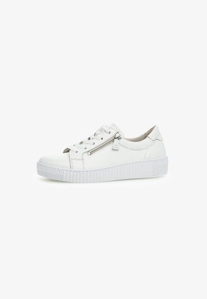 Sneaker in pelle bianca con punta rotonda, chiusura con lacci e cerniera laterale. Presenta una suola bianca testurizzata e una parte superiore liscia con dettagli di cucitura discreti.