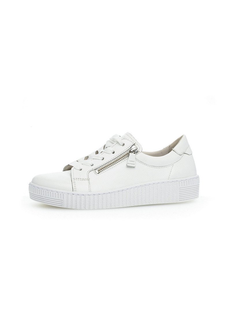 Sneaker in pelle bianca con punta rotonda, chiusura con lacci e cerniera laterale. Presenta una suola bianca testurizzata e una parte superiore liscia con dettagli di cucitura discreti.
