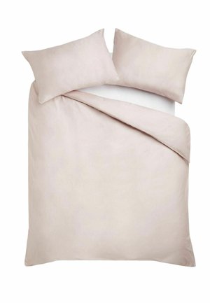 Queen-Size-Bett mit hellbeigem Bettbezug und zwei passenden Kissen auf einem weißen Spannbetttuch, Bettdecke teilweise heruntergefaltet.