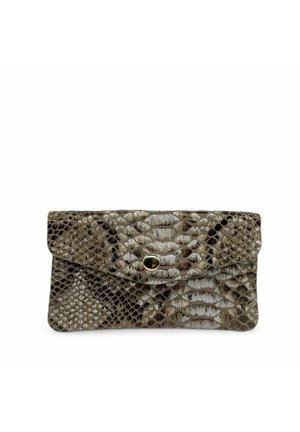 Pochette rectangulaire avec texture en cuir de serpent gris et brun, dotée d'une fermeture à bouton-pression en métal doré sur le rabat avant.