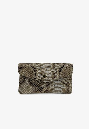 Pochette rectangulaire avec texture en cuir de serpent gris et brun, dotée d'une fermeture à bouton-pression en métal doré sur le rabat avant.