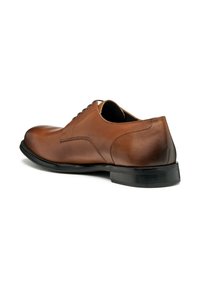 Scarpa da cerimonia in pelle marrone con finitura liscia, punta arrotondata, suola nera sottile e design con allacciatura a cinque occhielli. Vista laterale che mette in evidenza la forma del tacco.