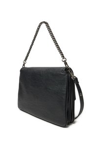 Borsa a tracolla nera in pelle con finitura testurizzata, dotata di tracolla in metallo e design a ribalta con dettagli hardware visibili.