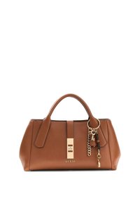 Borsa a mano in faux pelle marrone con doppi manici superiori, una placca con logo in tono oro, un charm decorativo e una forma rettangolare strutturata.