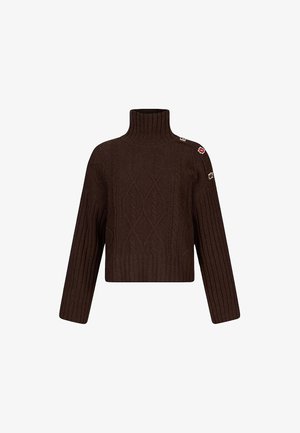 Maglione corto marrone con collo alto, caratterizzato da motivi a trecce e maniche a costine, arricchito da bottoni decorativi su una spalla.