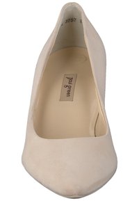 Beige mockasklack med spetsig tå, slät yta och minimalistisk design. Inuti finns en etikett med "Paul Green"-logotyp.