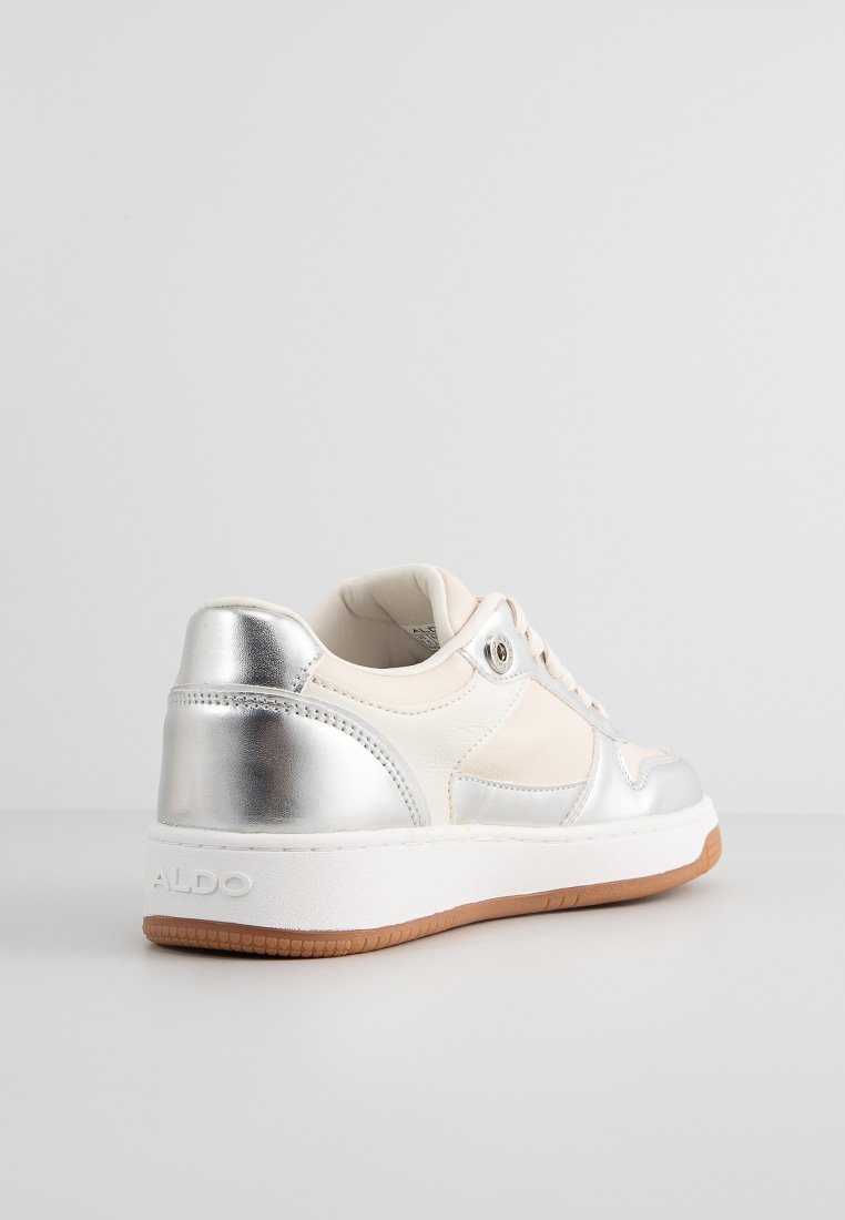 Baskets blanches et argentées avec une tige en cuir lisse, des accents métalliques, un bout rond, une semelle en caoutchouc texturée et un logo à l'arrière.
