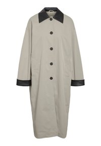 Lang beige jas met zwarte leren kraag en manchetten, vijf zwarte knopen aan de voorkant en zijzakken.