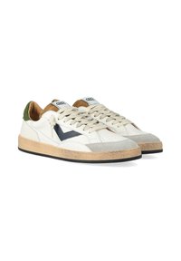 Hvide sneakers med marineblå og grønne accenter, lavet af ruskind og læder, rund tå, tekstureret sål og beige gummisål.