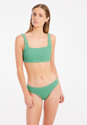 Zielony bikini w paski z kwadratowym dekoltem, szerokimi ramiączkami i niskim stanem. Wykonany z teksturowanego materiału elastycznego.