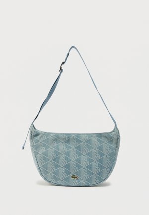 Sac à bandoulière bleu clair à motif avec bandoulière réglable et petit logo crocodile au centre avant.