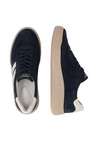 Paire de baskets en daim bleu marine avec semelles beiges et accents blancs au talon, l'une vue de dessus et l'autre de côté.