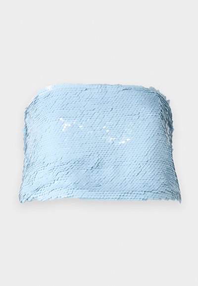 Lichtblauw strapless top gemaakt van paillettentextiel. Bevat een gestructureerd oppervlak met overlappende ronde pailletjes voor extra sprankeling.