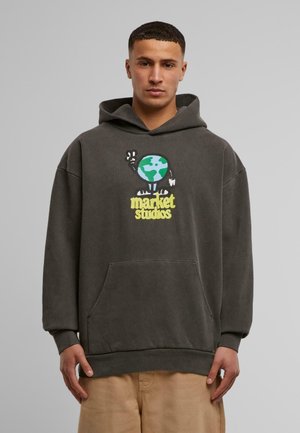 Dunkelgrauer Hoodie aus weichem Material, versehen mit einem bunten Schildkröten-Graphic, einer Erdkugel und gelbem Text "market studios" auf der Vorderseite.