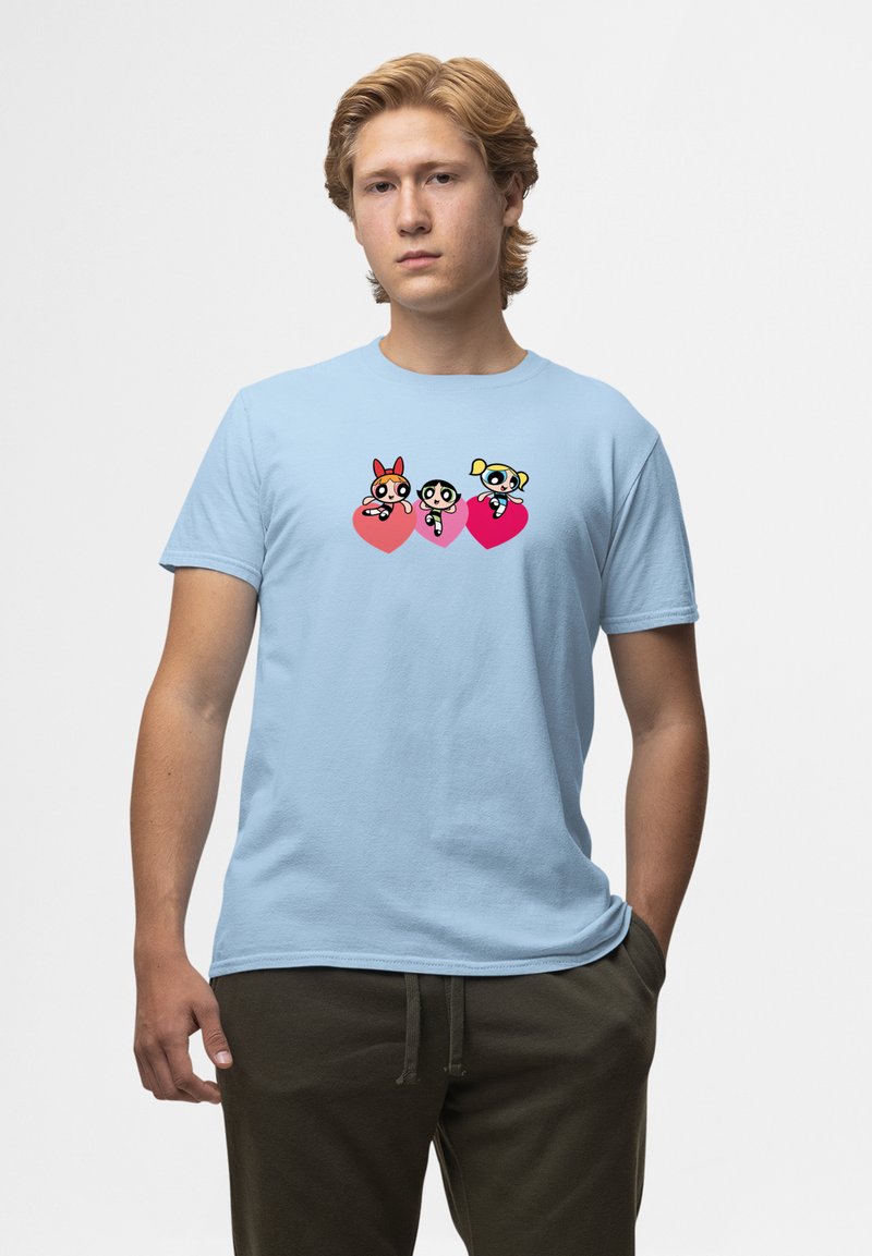 Světle modré bavlněné tričko s třemi kreslenými postavičkami na růžových srdcích. Pohodlný střih, krátké rukávy a design s kulatým výstřihem.