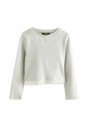 Top de punto gris claro de manga larga con un sutil patrón de diamantes y bajo de encaje con borde festoneado, cuello redondo y etiqueta de la marca "NEXT" en el interior del cuello.