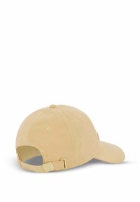 Beige katoenen baseballcap met een gebogen klep, verstelbare band aan de achterkant en gestikte ventilatiegaten. Zachte textuur overal.