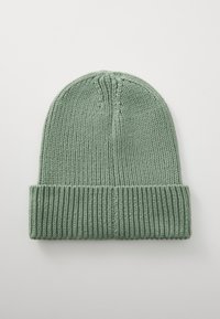 Πλεκτός σκούφος σε απαλό πράσινο χρώμα, με ριμπ μανσέτα και λεία υφή, ολοκληρωμένος με ελαφρώς στρογγυλεμένη κορυφή και κάθετες ραφές.