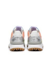 Sneaker con un design multicolore caratterizzato da camoscio arancione, accenti argento e verde, una suola intermedia bianca e una suola in gomma testurizzata.