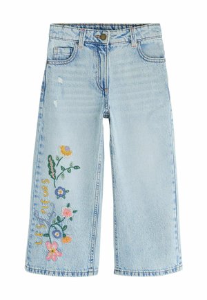 Jasnoniebieskie jeansy z denimu z wyszywanymi kolorowymi kwiatami i słowem "LES SOUFFLEURS" na lewej nodze, z guzikiem i przednimi kieszeniami.