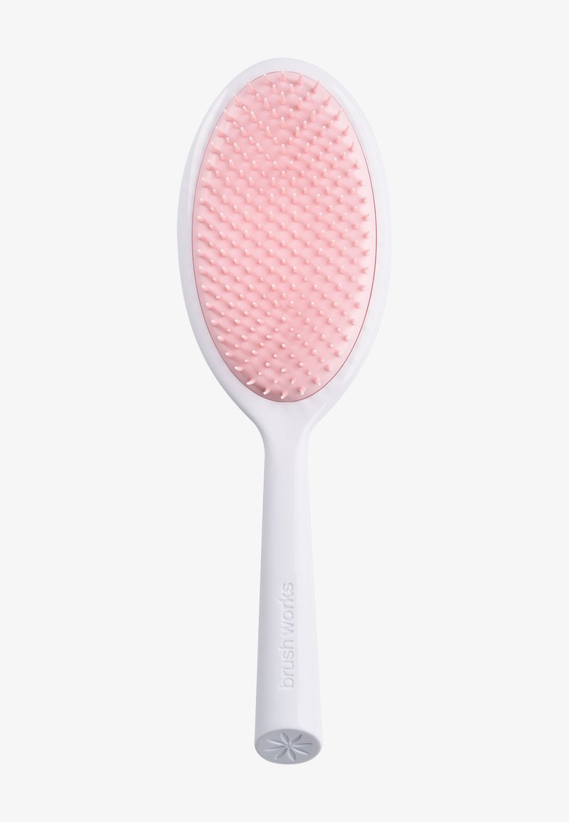 Brosse à cheveux à poignée blanche avec des poils rembourrés roses à bouts fins et arrondis, conçue pour démêler les cheveux.