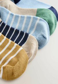 Cinq paires de chaussettes courtes avec différents motifs à rayures en jaune, beige, marine, bleu clair, vert et marine, disposées côte à côte.