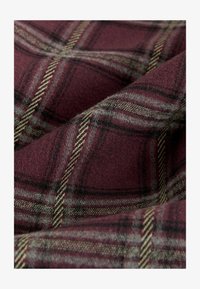 Vald, burgundy red