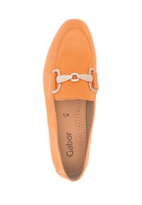 Oranje suède loafers met een ronde neus, voorzien van een zilveren gesp aan de voorkant en een gevoerde binnenzool met perforaties.