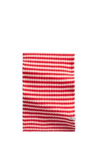 Écharpe rayée rouge et blanche en tissu doux, présentant une forme rectangulaire avec une finition texturée et une petite étiquette de marque sur le bord.