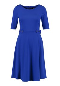 Robe bleue à manches courtes, col rond et jupe évasée. Présente des boutons décoratifs à la taille et une texture lisse et douce.