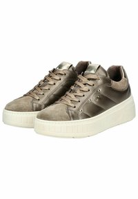 Sneaker in pelle e camoscio marroni con una spessa suola bianca, punta rotonda e occhielli in metallo, dotate di un tallone in tessuto liscio e cuciture decorative.