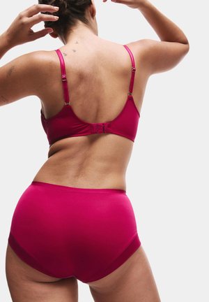 Fuchsia bh met verstelbare bandjes en haaksluiting, gecombineerd met bijpassende fuchsia hoge taille slipjes, beide gemaakt van gladde, rekbare stof.