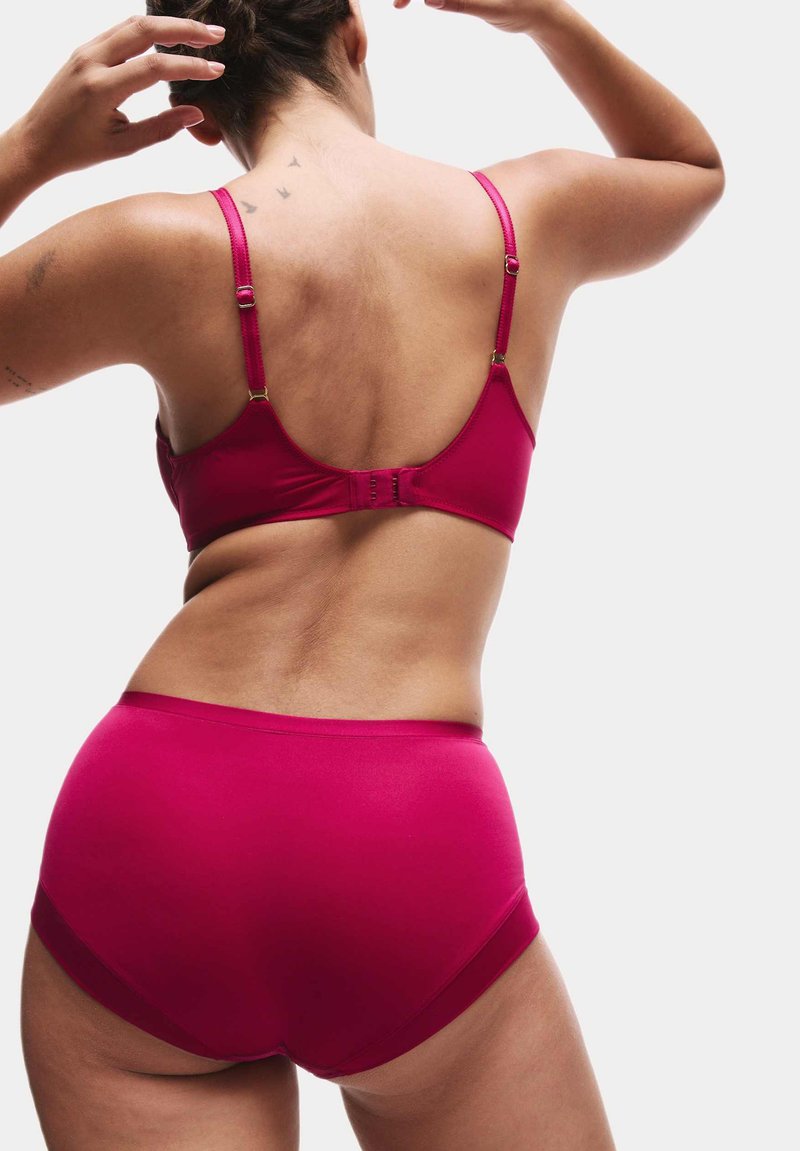 Fuchsia bh met verstelbare bandjes en haaksluiting, gecombineerd met bijpassende fuchsia hoge taille slipjes, beide gemaakt van gladde, rekbare stof.