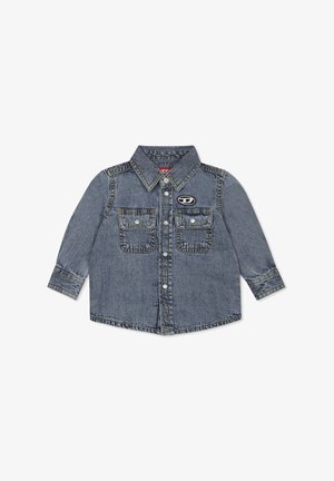 Camicia di denim con maniche lunghe, lavaggio azzurro chiaro, due tasche sul petto con pattini bottonati e un logo sulla parte sinistra. Presenta un colletto a punta.