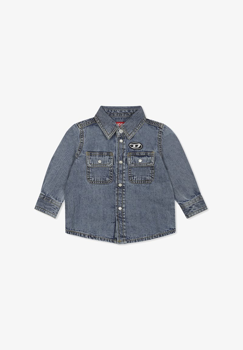 Camicia di denim con maniche lunghe, lavaggio azzurro chiaro, due tasche sul petto con pattini bottonati e un logo sulla parte sinistra. Presenta un colletto a punta.