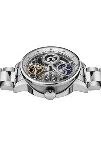 Mechanisch horloge met een zilveren roestvrijstalen kast en armband, transparante wijzerplaat die de tandwielen onthult, blauwe en gouden accenten, en een kroon.