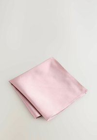 Pochette en soie rose clair, de forme carrée avec une texture lisse, pliée soigneusement avec un bord cousu propre.