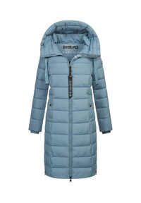 Abrigo largo acolchado de color azul claro con capucha, cierre frontal con cremallera y dos bolsillos laterales. Presenta puños elásticos y una tirador de marca.