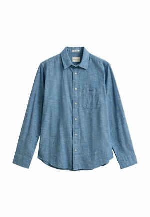 Hellblaues, langärmliges Hemd mit Knöpfen, Kragen und Brusttasche aus strukturiertem Stoff, flach auf einem weißen Hintergrund ausgelegt.