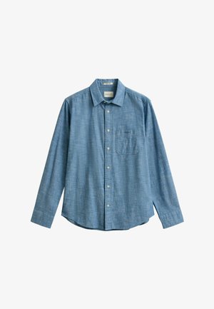 Chemise à manches longues bleu clair avec col, poche avant et boutons, en tissu texturé, posée à plat sur un fond blanc.