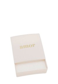 Scatola rettangolare bianca con coperchio rimovibile, parola dorata "amor" centrata sul coperchio e interni vuoti.