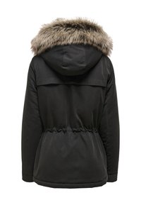 Mustan parka jakk, millel on kummipaelaga vöökoht, kinnitatud kapuuts ja valehästi karv. Omab sujuvat tekstuuri ja nähtavaid kinnitusi ei ole.