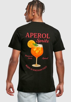 T-shirt en coton noir avec un graphique d'un cocktail Aperol Spritz, accompagné du texte "APEROL Spritz" et "FABRIQUÉ EN ITALIE DU NORD."